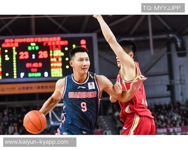 曾凡博与狄龙赛前激情致辞引发现场球迷热烈欢呼气氛高涨