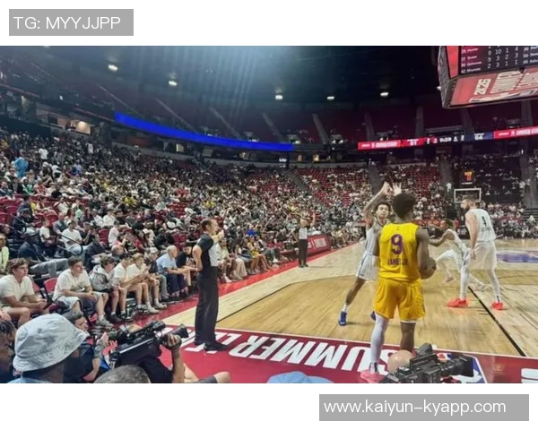 詹姆斯替补席上显不满情绪频频起身运球引发关注