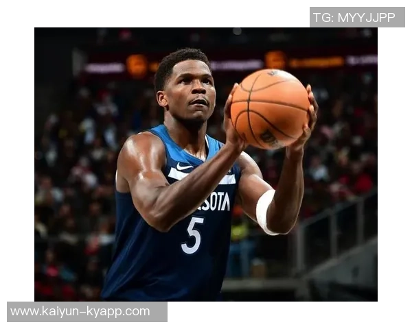 爱德华兹上半场表现低迷仅得6分遭对手严防三分球全失无缘得分爆发