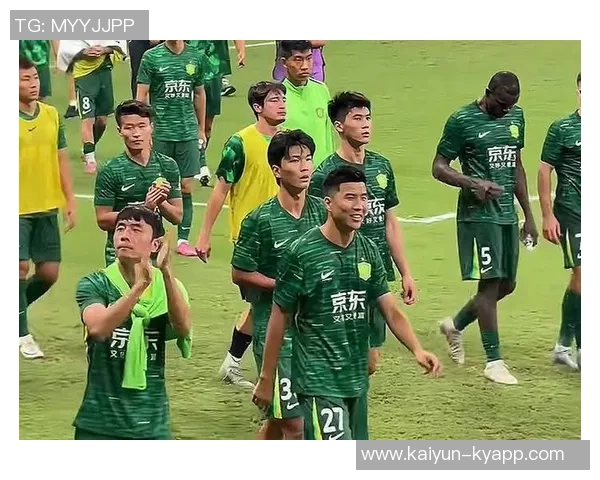 狮象争锋足协杯决赛前夕国安与河南吉祥物亲密互动展现友谊与竞技精神