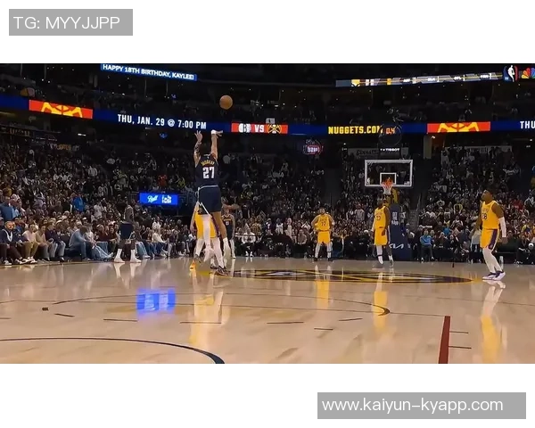 布劳恩展现排球技巧接穆雷长传双手垫球成功完成空接 布劳恩展现排球技巧接穆雷长传双手垫球成功完成空接